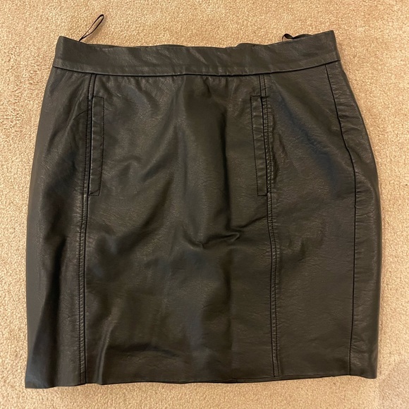 French collection black pleather mini skirt with little pockets in size 8 - Picture 1 of 5